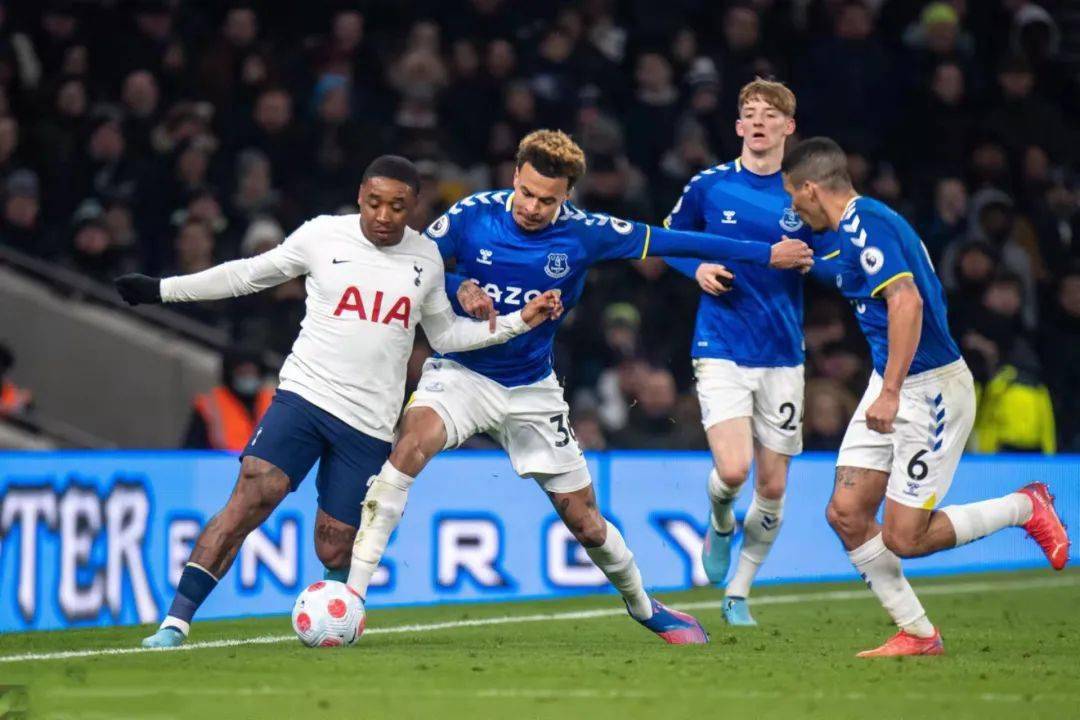 TIANBO体育-雷丁主场轻松击败埃弗顿，积分追赶热刺(雷丁球队)