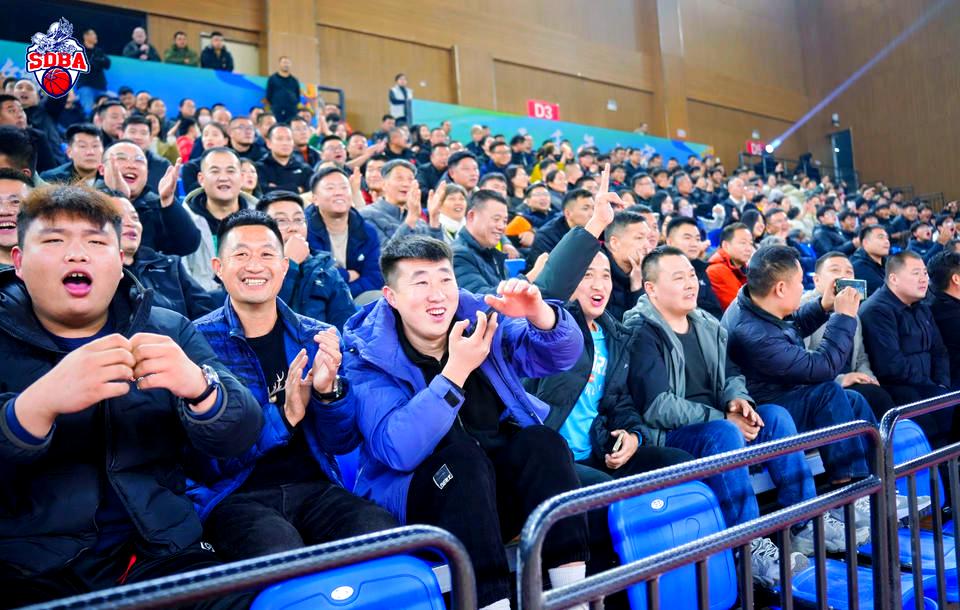 包含山东男篮客场获胜，展现出色的团队合作精神的词条